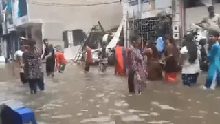 ‘Gazab Ka Rishta’: Anand Mahindra Lauds Video Of People Joyfully Performing Garba In Rainwater-Flooded Street | Gujarat Viral Video